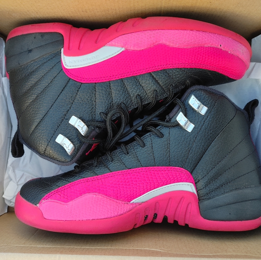 Air Jordan 12 Retro Black Deadly Pink (gs) Size 6Y Big Kids Size 7.5 in Women.